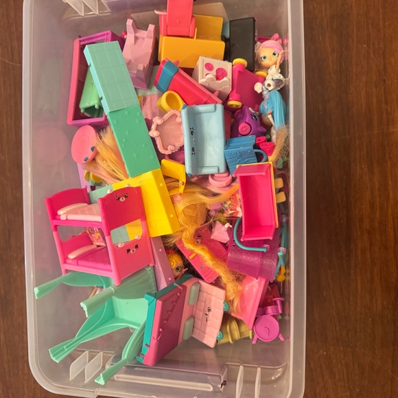 Shopkins Grand Mansion Lot with 5lbs of Shopkins Littles and Furniture 1lb Dolls - Picture 7 of 15